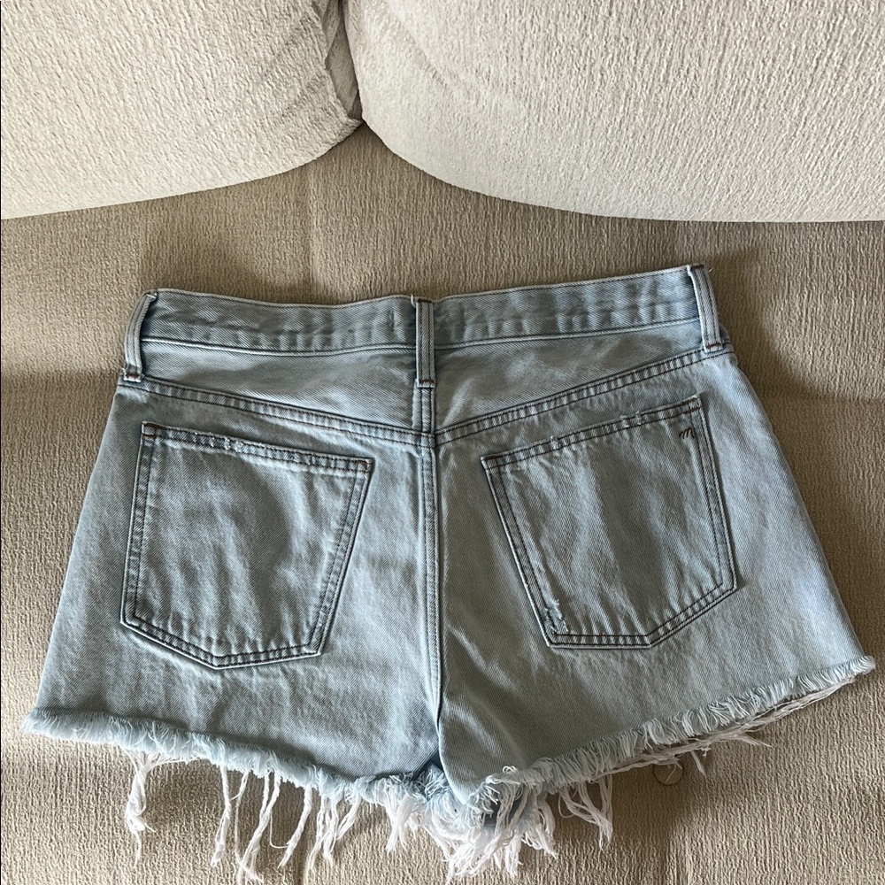 Madewell Relaxed Faded Blue Frayed Hem Jean Shorts NWOT Size 29 - Picture 2 of 11